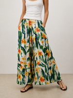 Pantaloni largi din satin cu imprimeu floral, talie elastică și croială amplă, vedere frontală — All Above Boutique.