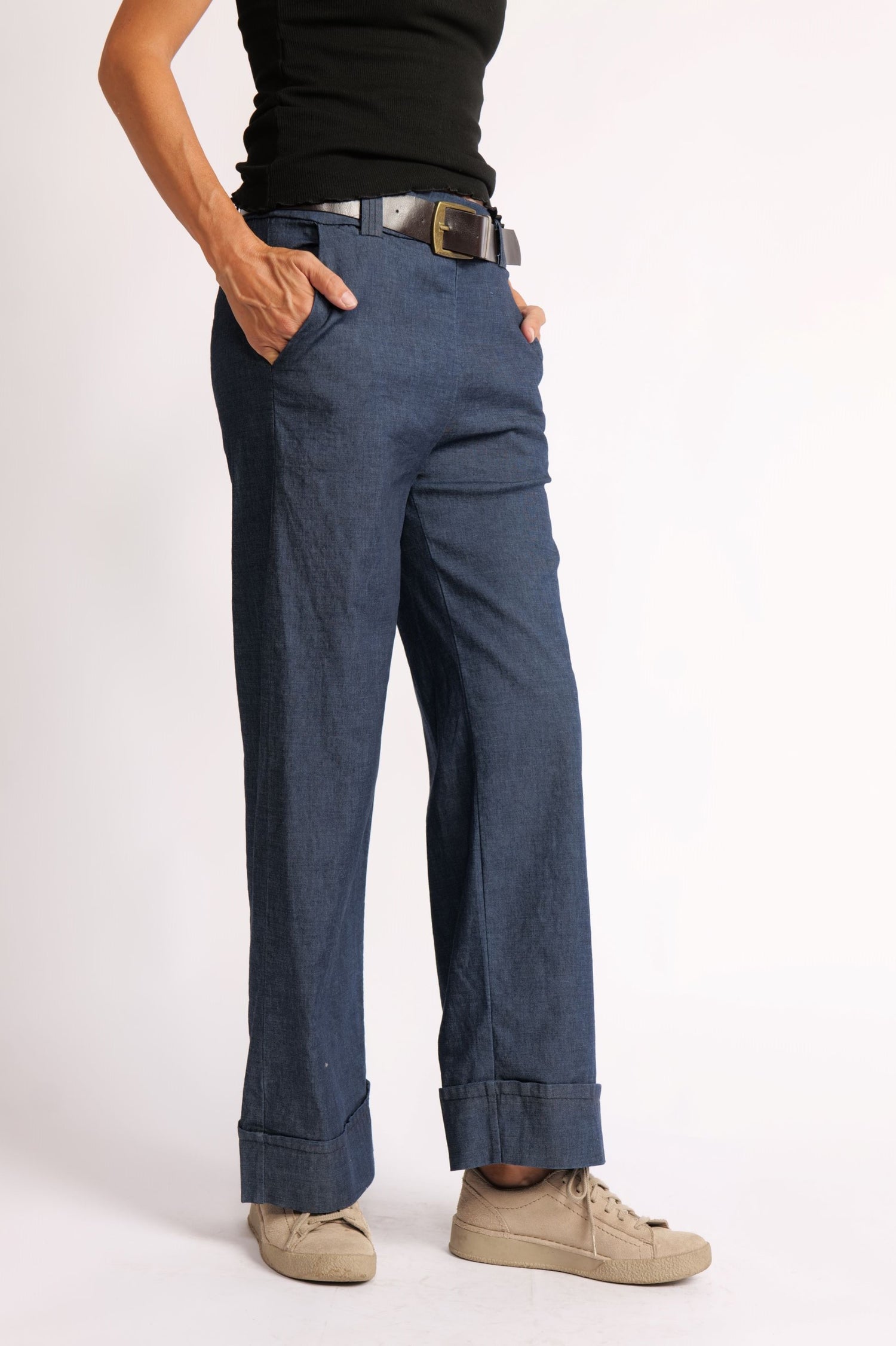 Jeans Din Denim Elastic Cu Talie Înaltă Și Centură – Croială Dreaptă Cu Tiv Întors