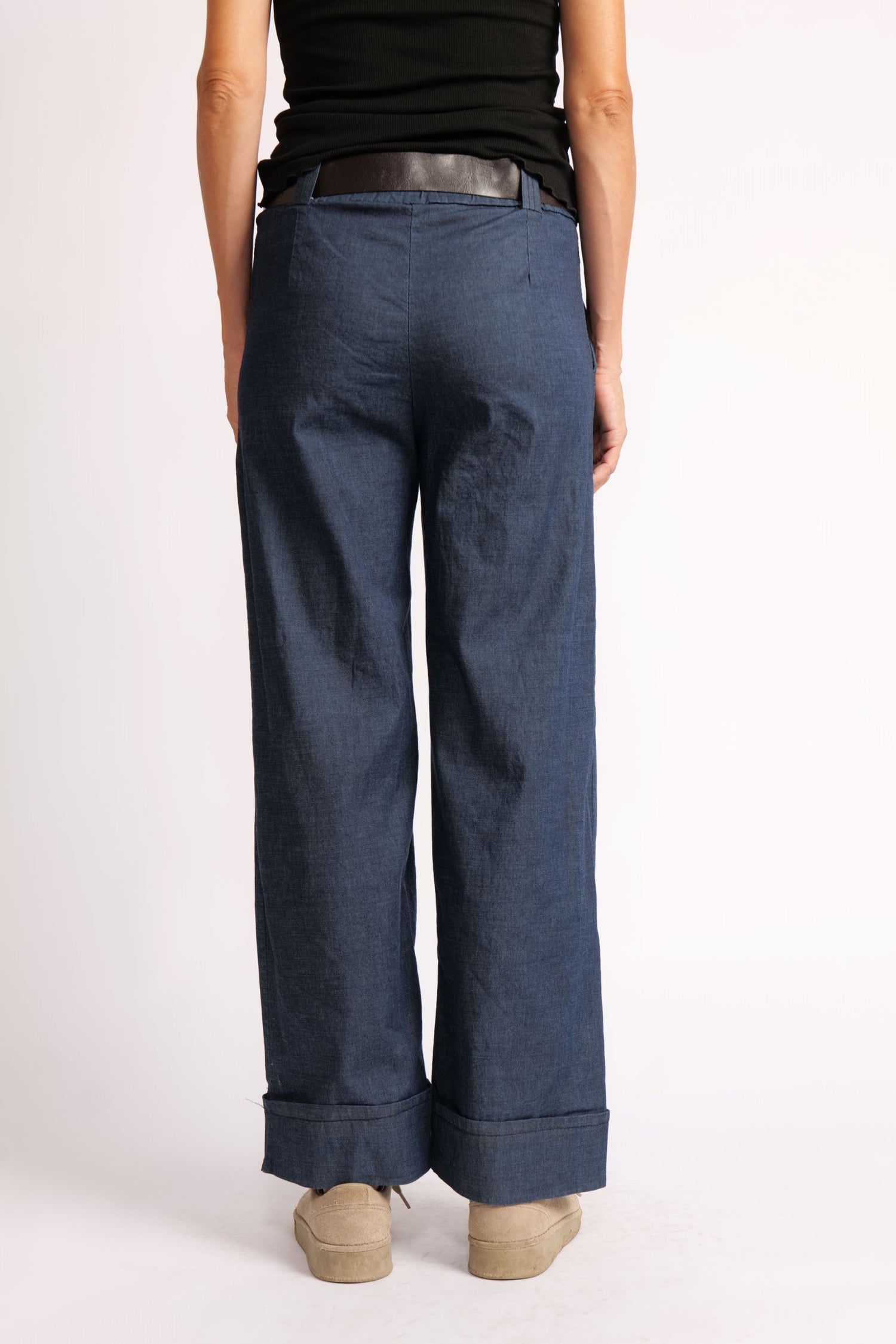 Jeans Din Denim Elastic Cu Talie Înaltă Și Centură – Croială Dreaptă Cu Tiv Întors