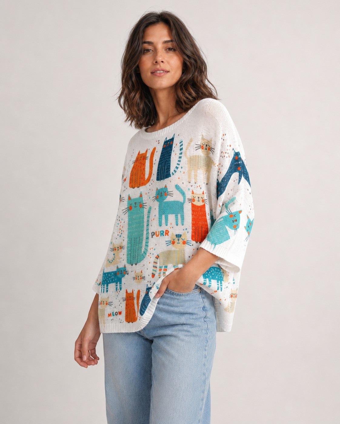 Vedere laterală a bluzei oversize cu imprimeu pisici colorate, cu accent pe căderea lejeră a materialului și lățimea croiului. All Above Boutique.