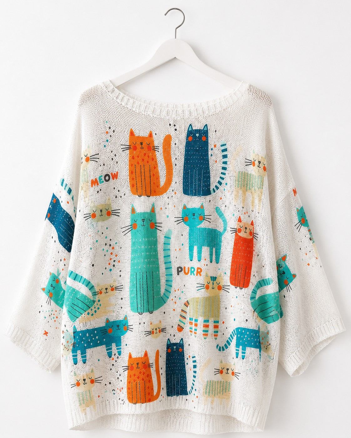 Bluză albă oversize din tricot cu imprimeu colorat cu pisici, fotografiată pe umeraș alb. All Above Boutique.