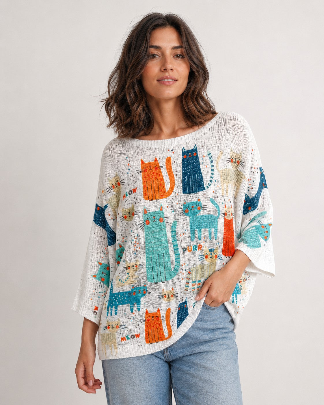 Bluză albă oversize cu imprimeu pisici colorate, purtată de model din unghi trei sferturi. All Above Boutique.