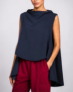 Bluză asimetrică bleumarin fără mâneci cu design elegant minimalist
