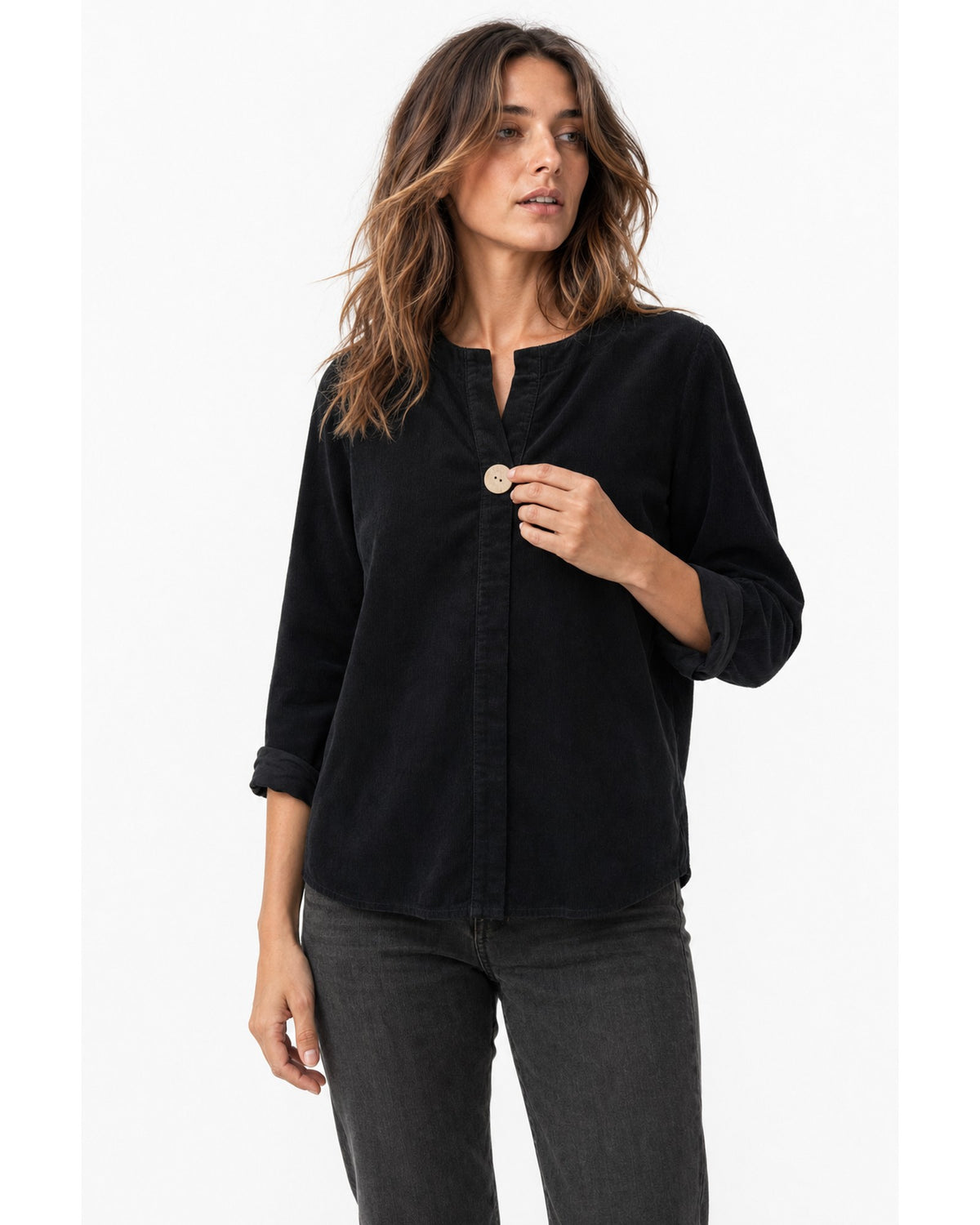 Bluză din catifea reiată neagră cu nasture mare din cocos, purtată pe model - All Above Boutique
