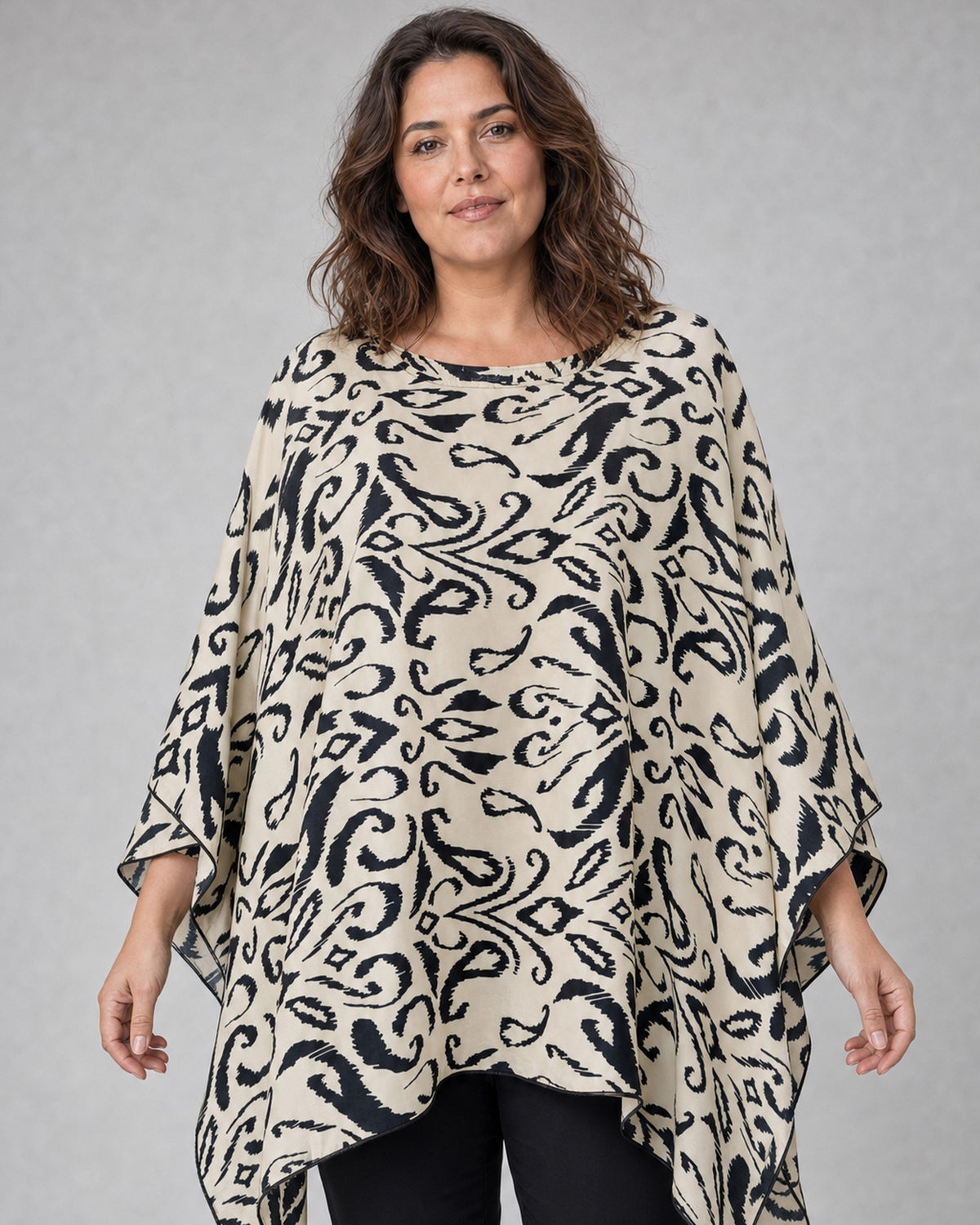 Bluză oversize tip poncho cu imprimeu paisley negru pe crem, purtată pe model, vedere din față, All Above Boutique