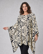 Bluză oversize cu colțuri lungi și mâneci largi, model ikat, purtată pe model, vedere din trei sferturi, All Above Boutique
