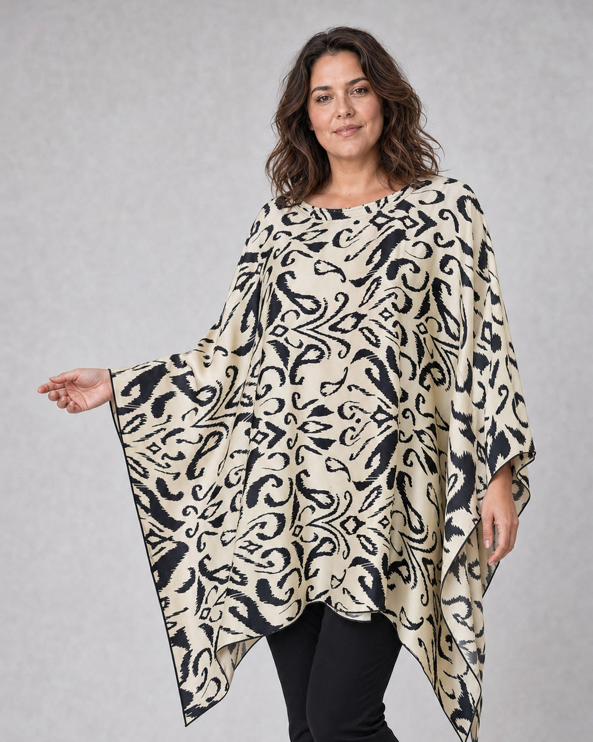 Bluză oversize cu colțuri lungi și mâneci largi, model ikat, purtată pe model, vedere din trei sferturi, All Above Boutique