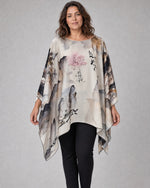 Bluză oversize tip poncho cu print peisaj în acuarelă, purtată pe model, vedere din față, All Above Boutique