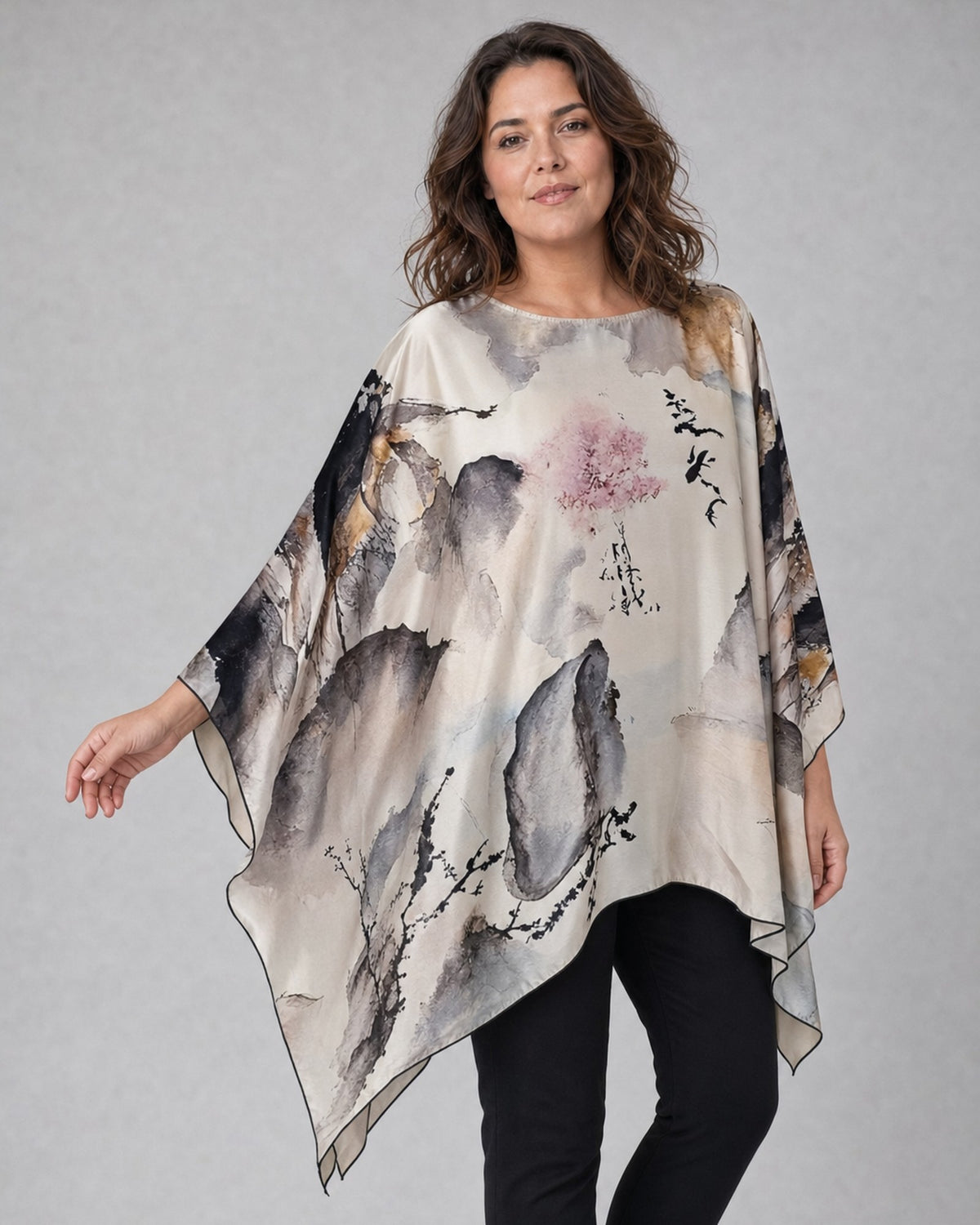 Bluză oversize cu colțuri lungi și mâneci largi, purtată pe model, vedere din trei sferturi, All Above Boutique