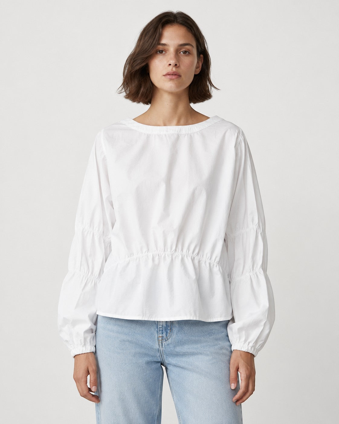 Model poarta bluza din bumbac cu maneca raglan si insertii elastice, culoare alb.