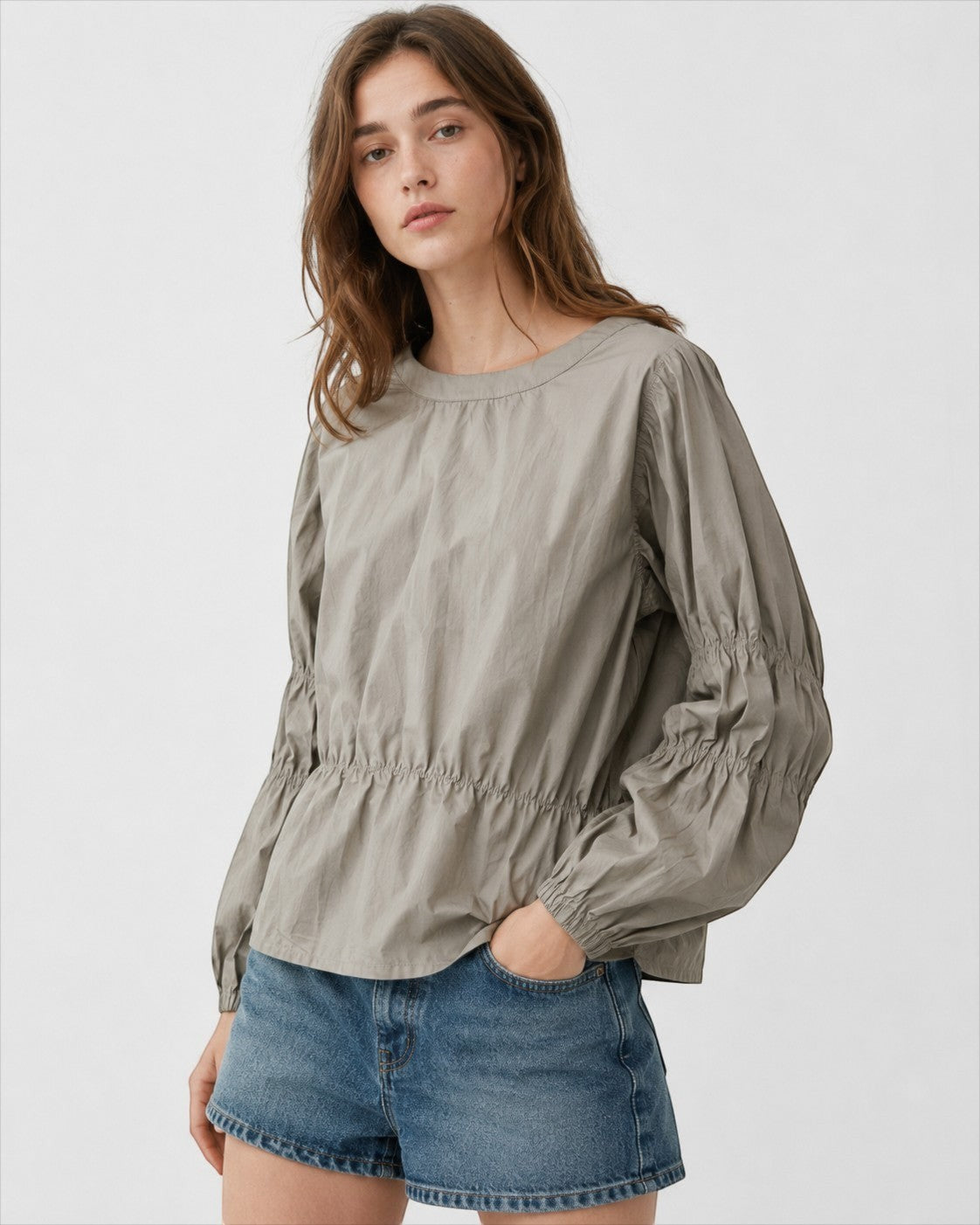 Model poarta bluza din bumbac cu maneca raglan si insertii elastice, culoare grej.