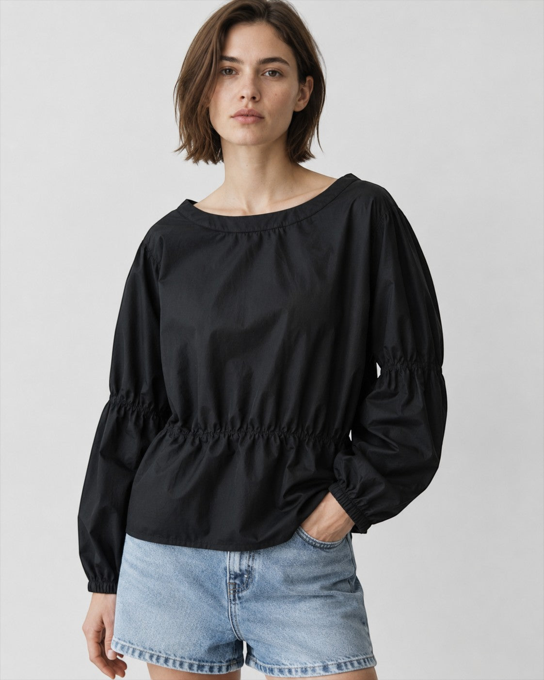 Model poarta bluza din bumbac cu maneca raglan si insertii elastice, culoare negru.