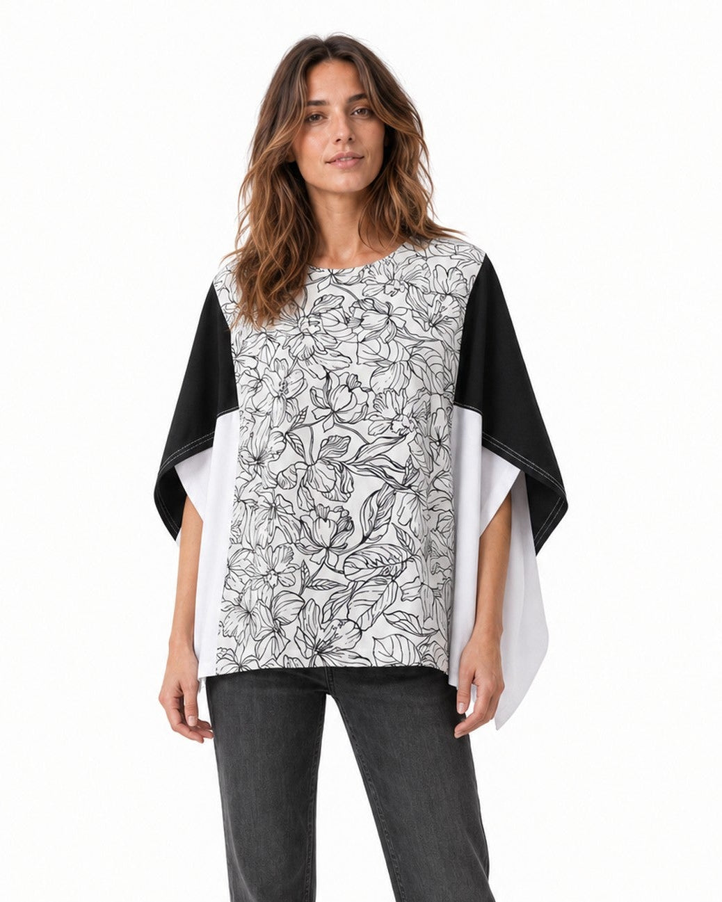 Bluză fluture cu panou floral alb-negru și inserții negre și albe, vedere din față pe model - All Above Boutique
