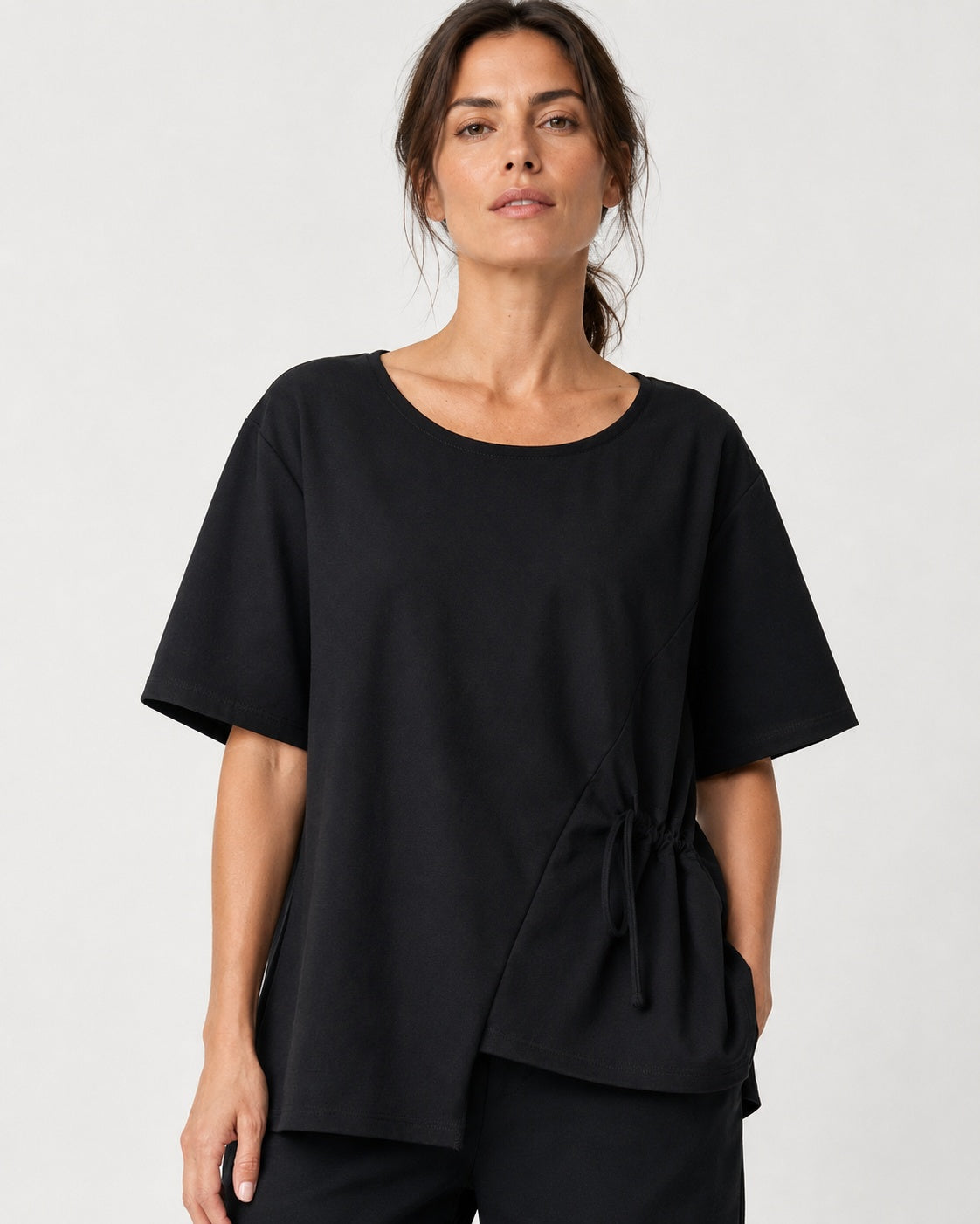 Bluză din jerse cu șiret pe talie și mânecă scurtă, nuanța negru, All Above Boutique.