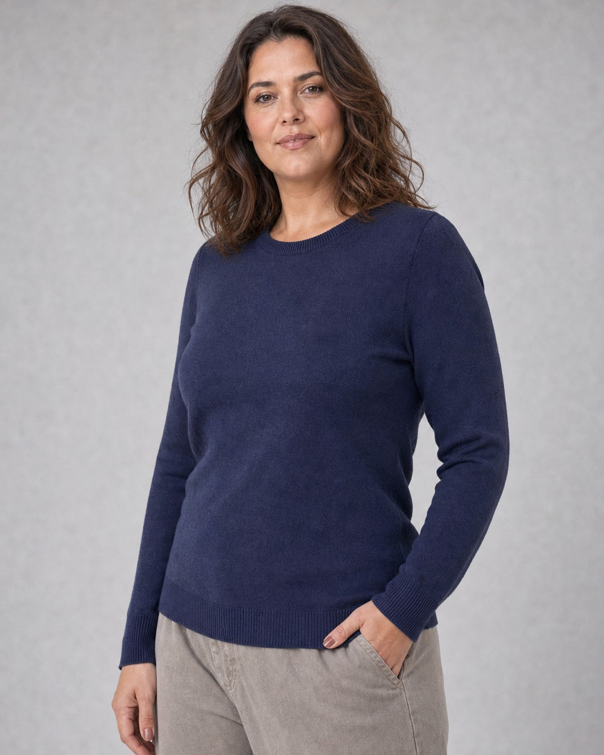 Bluză tricotată la baza gâtului din lână și cașmir, bleumarin, purtată pe model L/XL, All Above Boutique