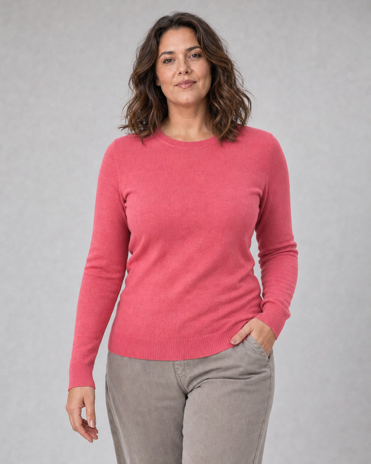 Bluză tricotată la baza gâtului din lână și cașmir, corai, purtată pe model L/XL, All Above Boutique