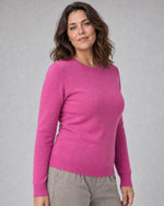 Bluză tricotată la baza gâtului din lână și cașmir, fucsia, purtată pe model L/XL, All Above Boutique
