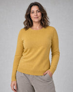 Bluză tricotată la baza gâtului din lână și cașmir, galben muștar, purtată pe model L/XL, All Above Boutique