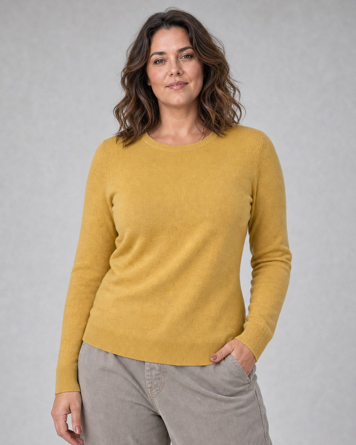 Bluză tricotată la baza gâtului din lână și cașmir, galben muștar, purtată pe model L/XL, All Above Boutique