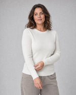 Bluză tricotată la baza gâtului din lână și cașmir, ivoire, purtată pe model L/XL, All Above Boutique