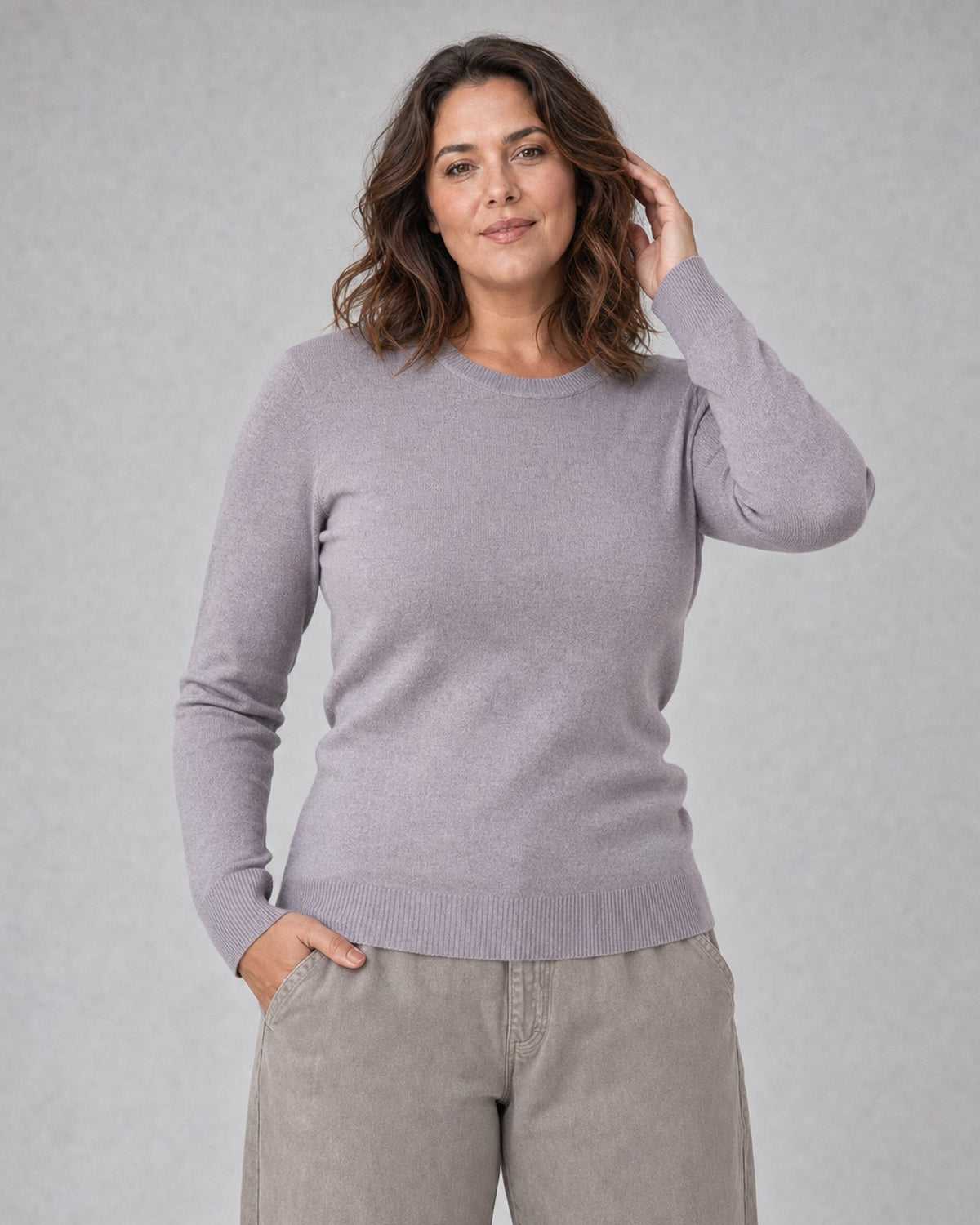 Bluză tricotată la baza gâtului din lână și cașmir, violet deschis, purtată pe model L/XL, All Above Boutique