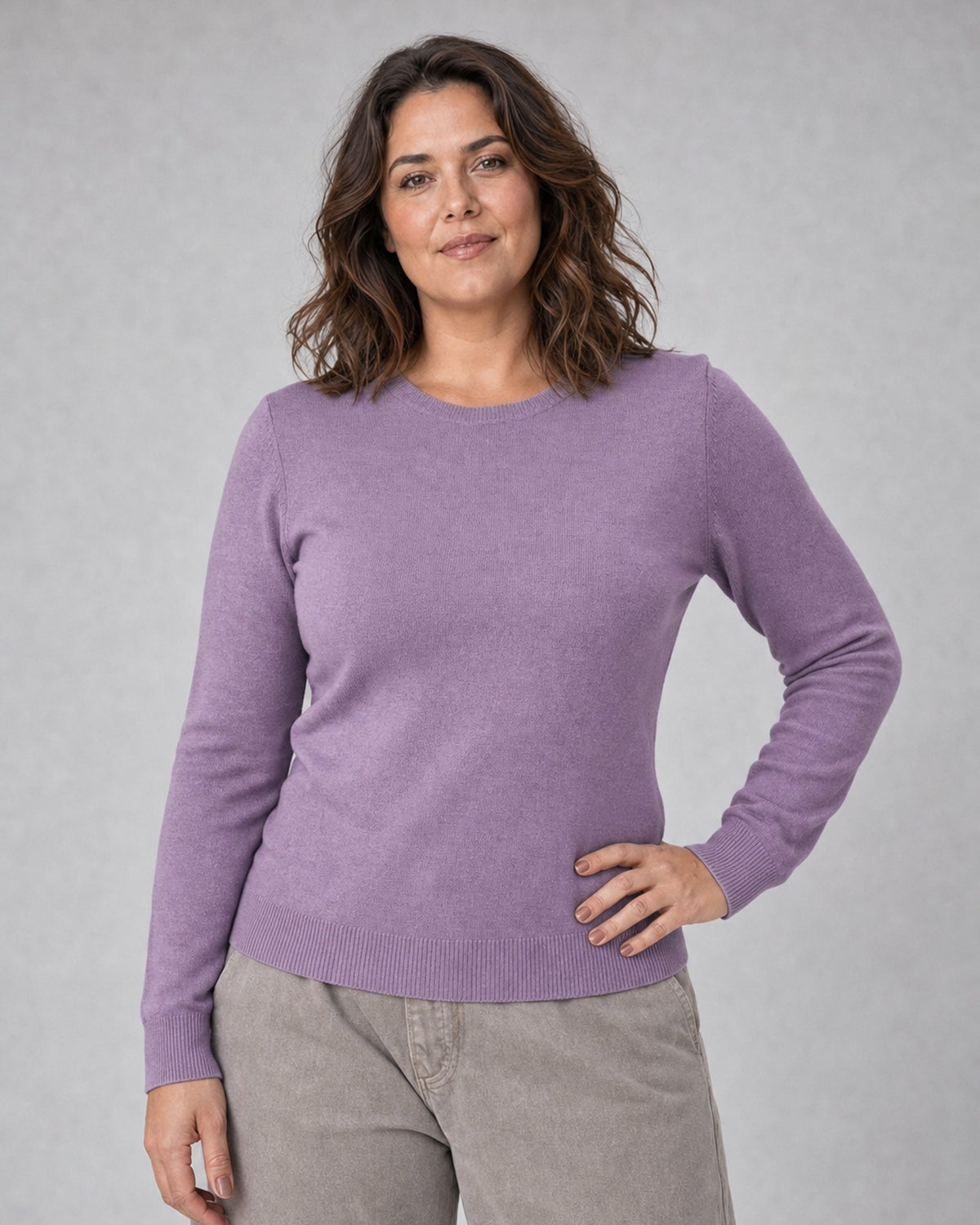 Bluză tricotată la baza gâtului din lână și cașmir, lila, purtată pe model L/XL, All Above Boutique