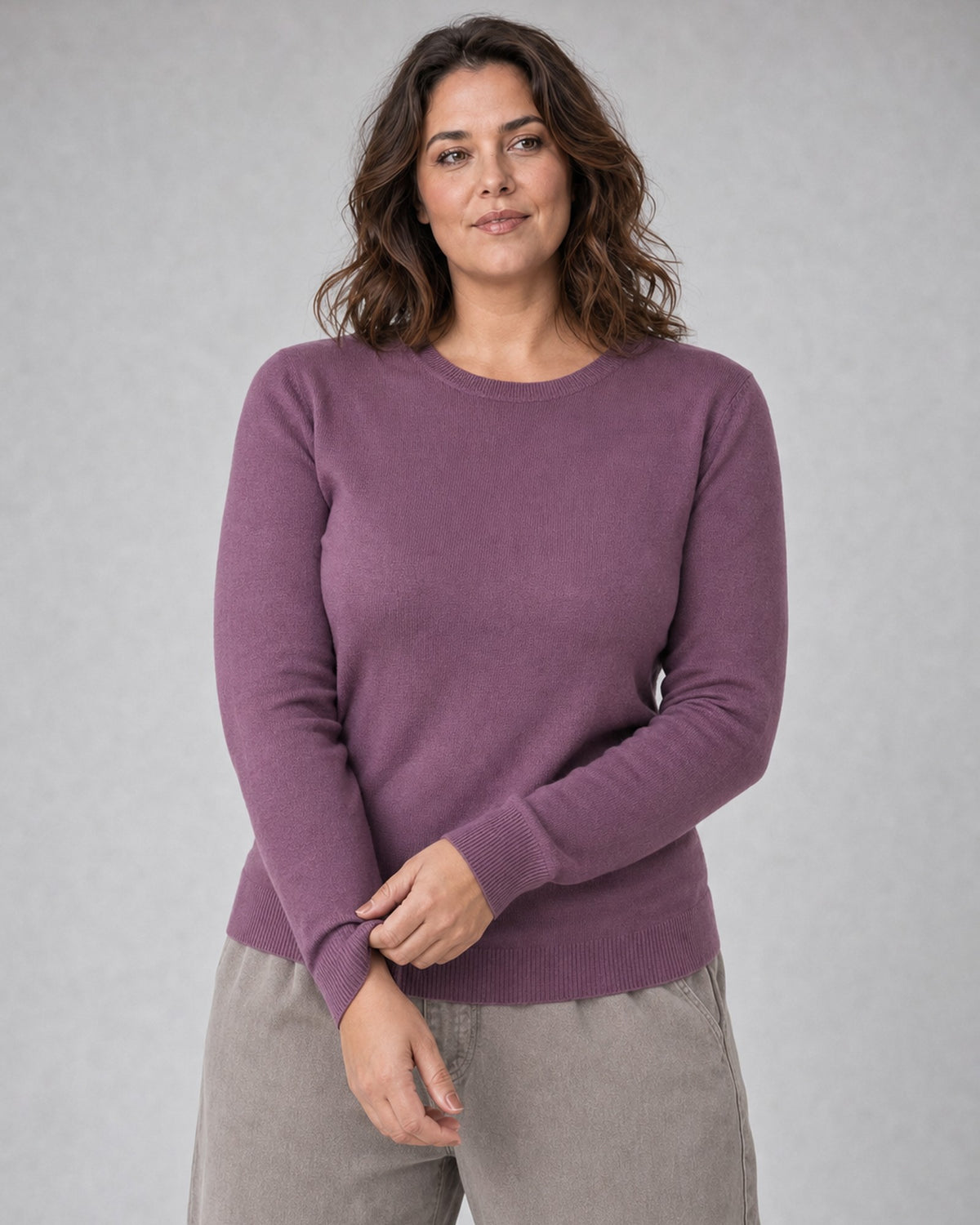 Bluză tricotată la baza gâtului din lână și cașmir, violet, purtată pe model L/XL, All Above Boutique
