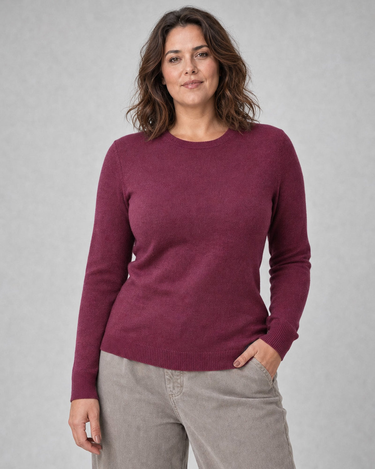 Bluză tricotată la baza gâtului din lână și cașmir, prună, purtată pe model L/XL, All Above Boutique