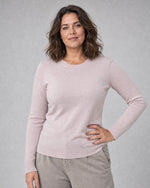 Bluză tricotată la baza gâtului din lână și cașmir, roz, purtată pe model L/XL, All Above Boutique