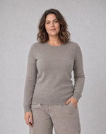 Bluză tricotată la baza gâtului din lână și cașmir, grej, purtată pe model L/XL, All Above Boutique