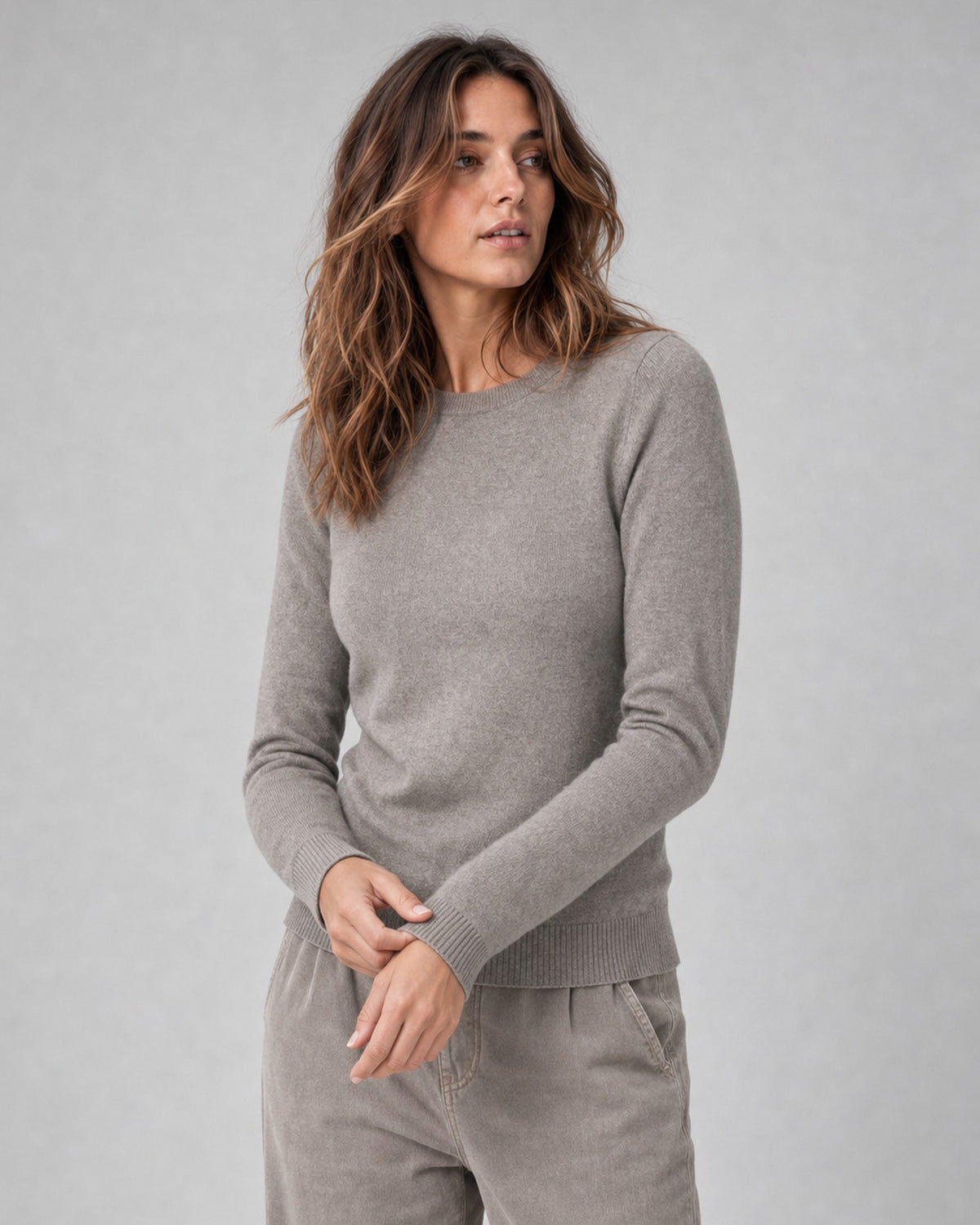 Bluză tricotată fin cu cașmir și lână, guler rotund, culoare taupe - All Above Boutique