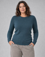 Bluză tricotată la baza gâtului din lână și cașmir, turcoaz închis, purtată pe model L/XL, All Above Boutique