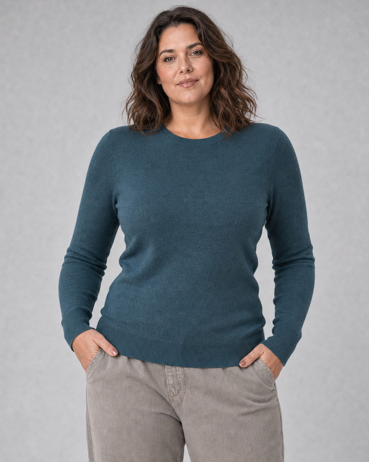 Bluză tricotată la baza gâtului din lână și cașmir, turcoaz închis, purtată pe model L/XL, All Above Boutique
