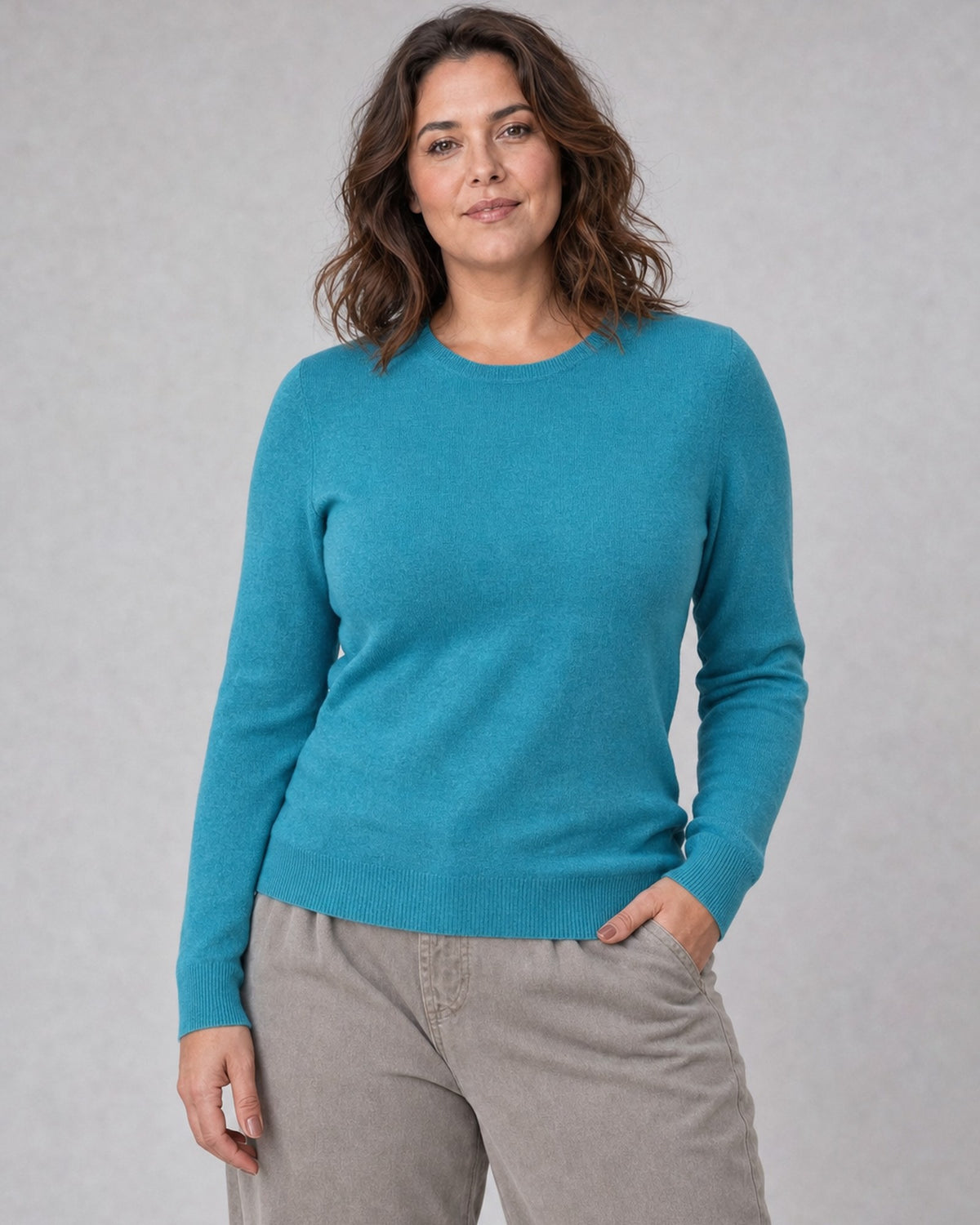 Bluză tricotată la baza gâtului din lână și cașmir, turcoaz, purtată pe model L/XL, All Above Boutique