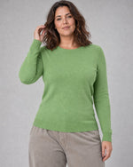 Bluză tricotată la baza gâtului din lână și cașmir, verde fistic, purtată pe model L/XL, All Above Boutique