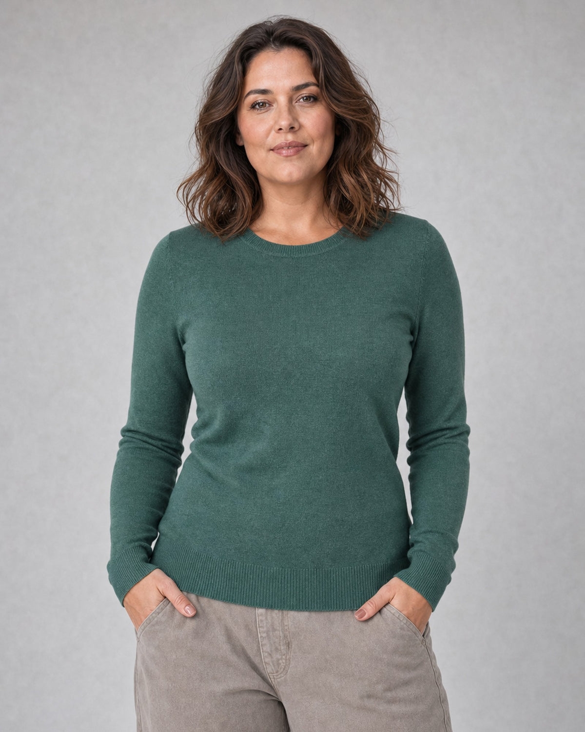 Bluză tricotată la baza gâtului din lână și cașmir, verde închis, purtată pe model L/XL, All Above Boutique