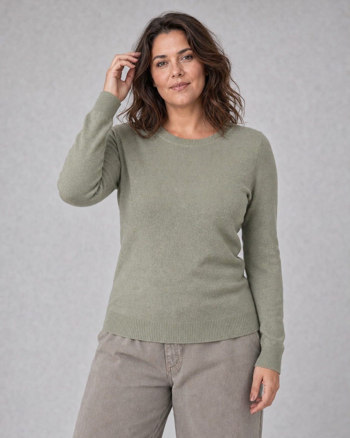 Bluză tricotată la baza gâtului din lână și cașmir, verde oliv, purtată pe model L/XL, All Above Boutique