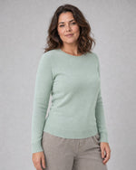 Bluză tricotată la baza gâtului din lână și cașmir, verde pal, purtată pe model L/XL, All Above Boutique