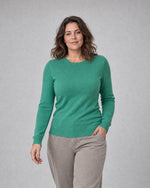 Bluză tricotată la baza gâtului din lână și cașmir, verde smarald, purtată pe model L/XL, All Above Boutique