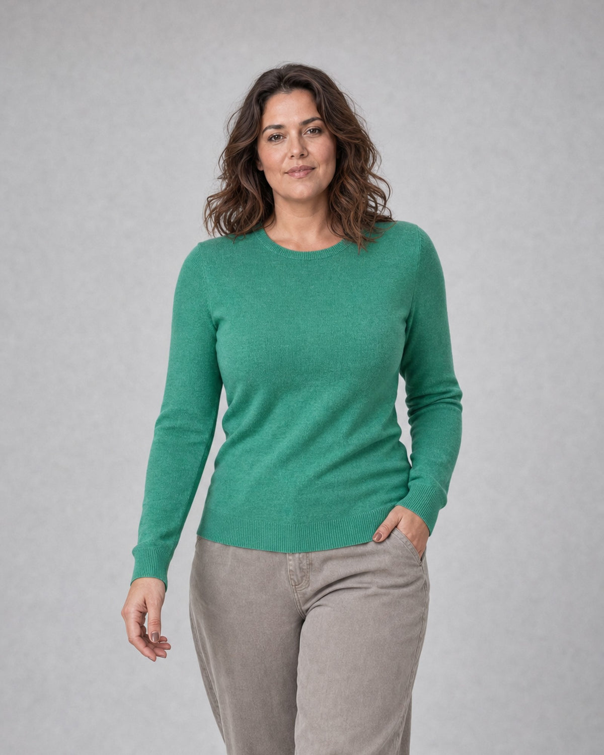 Bluză tricotată la baza gâtului din lână și cașmir, verde smarald, purtată pe model L/XL, All Above Boutique