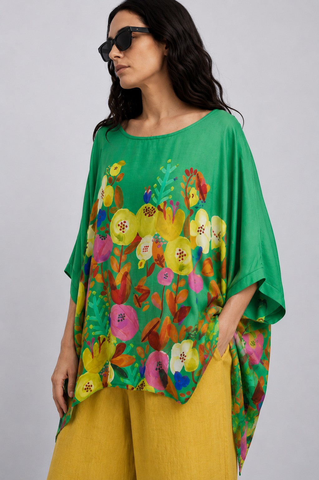 Bluză largă cu imprimeu floral artistic și fustă verde vaporoasă
