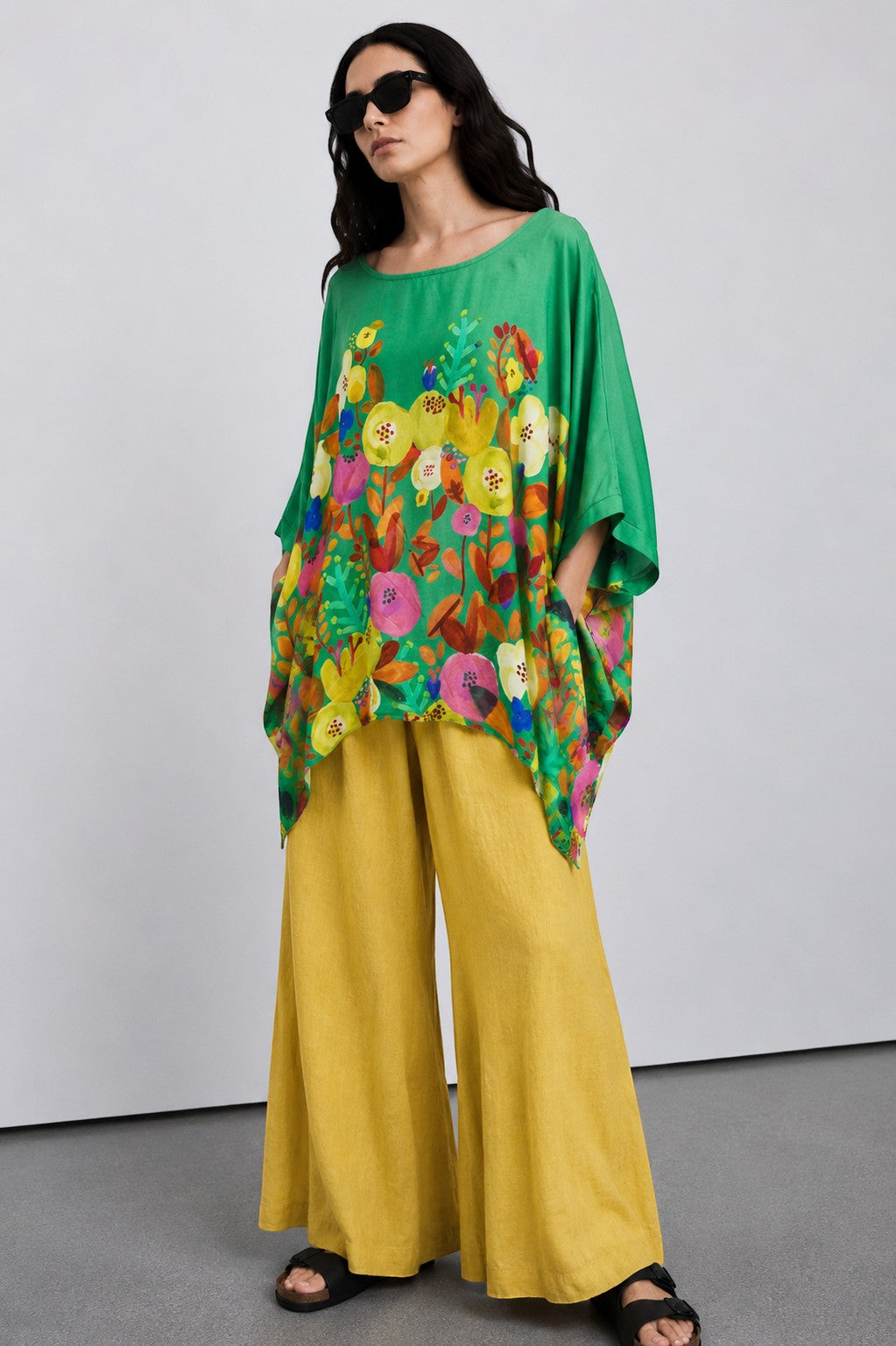 Bluză largă verde cu picturi florale colorate și design artistic elegant