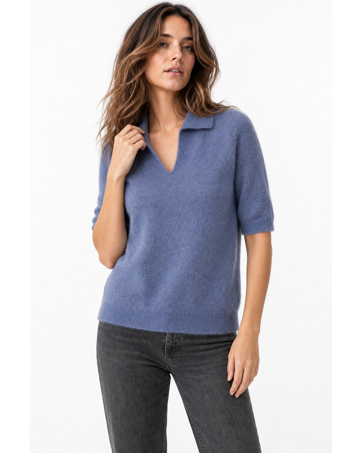 Bluză polo din alpaca albastru cer senin, cu guler tricotat, purtată pe model - All Above Boutique