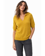 Bluză polo din alpaca galben muștar, cu guler tricotat, purtată pe model - All Above Boutique