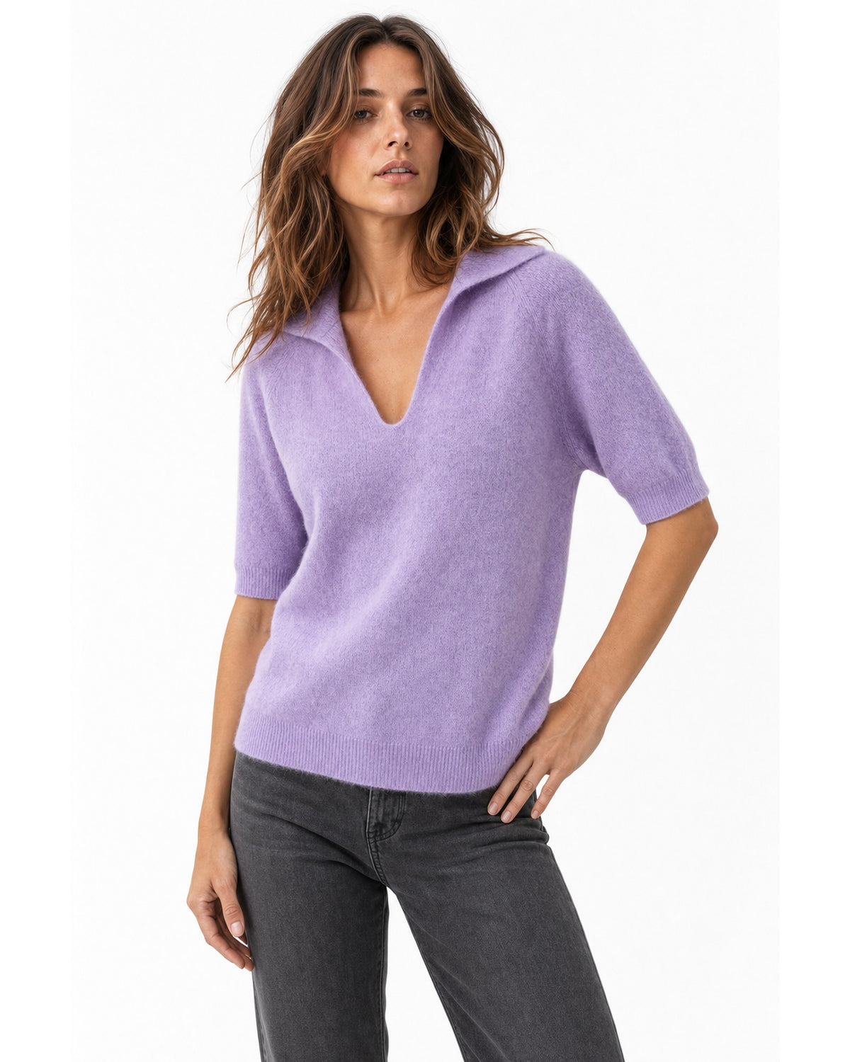 Bluză polo din alpaca lila, cu mânecă scurtă, vedere din trei sferturi - All Above Boutique