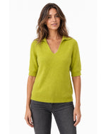 Bluză polo din alpaca verde fistic, cu mânecă scurtă și decolteu adânc, purtată pe model - All Above Boutique