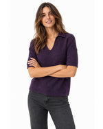 Bluză polo din alpaca violet închis, cu guler tricotat, purtată pe model - All Above Boutique