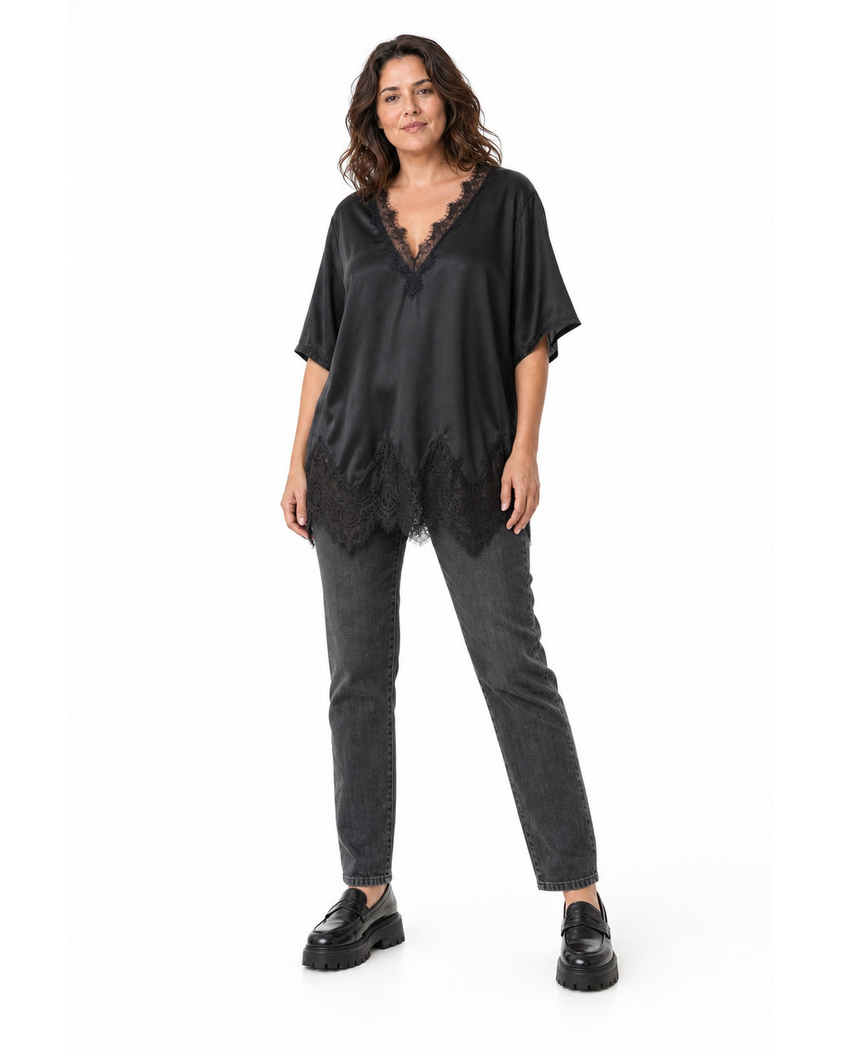 Bluză neagră din satin cu decolteu în V din dantelă, vedere din față pe model - All Above Boutique
