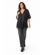 Bluză neagră din satin cu dantelă, model în mers - All Above Boutique