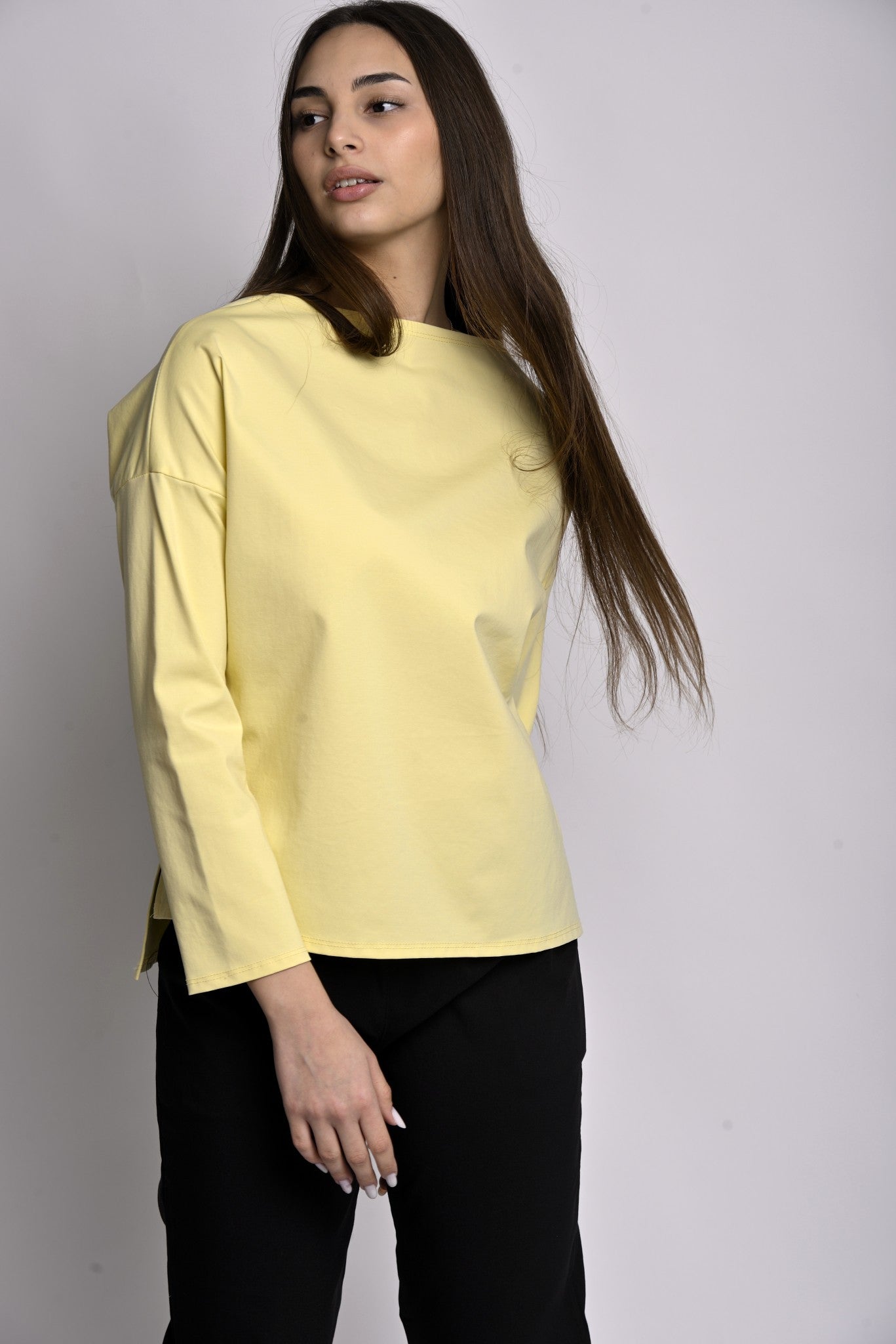Bluză basic galben pal purtată de model, mânecă 3/4